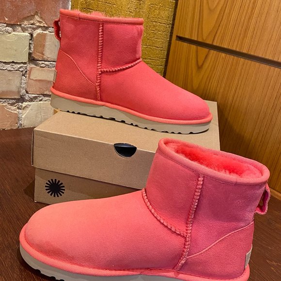 UGG W's Classic Mini II Hibiscus Pink size:7 NEW IN BOX/slight fade in R boot* - Picture 3 of 8